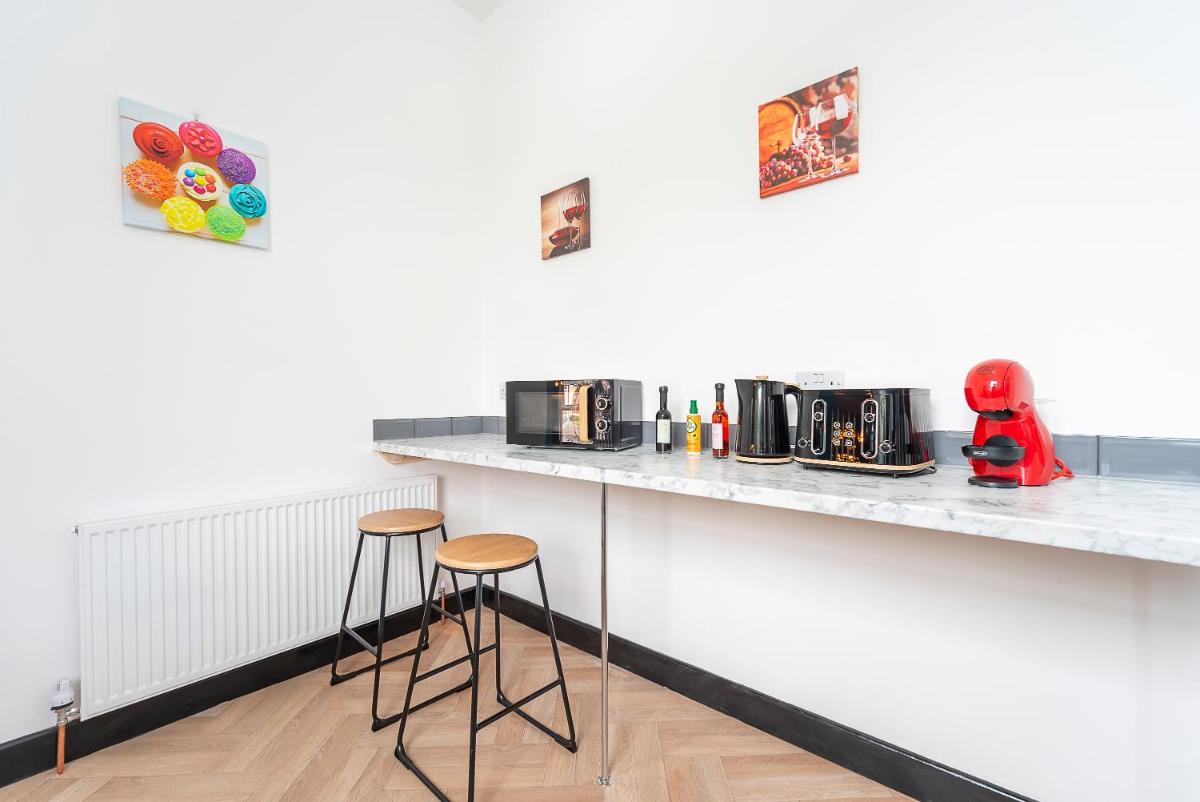 Vibrant Funkily Decorated 2 Bedroom 4 Beds Central Location - Housity