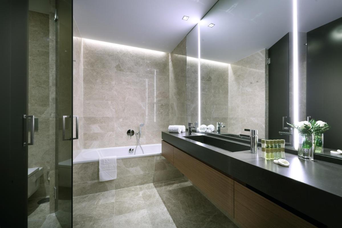Un baño de Eurostars Torre Sevilla