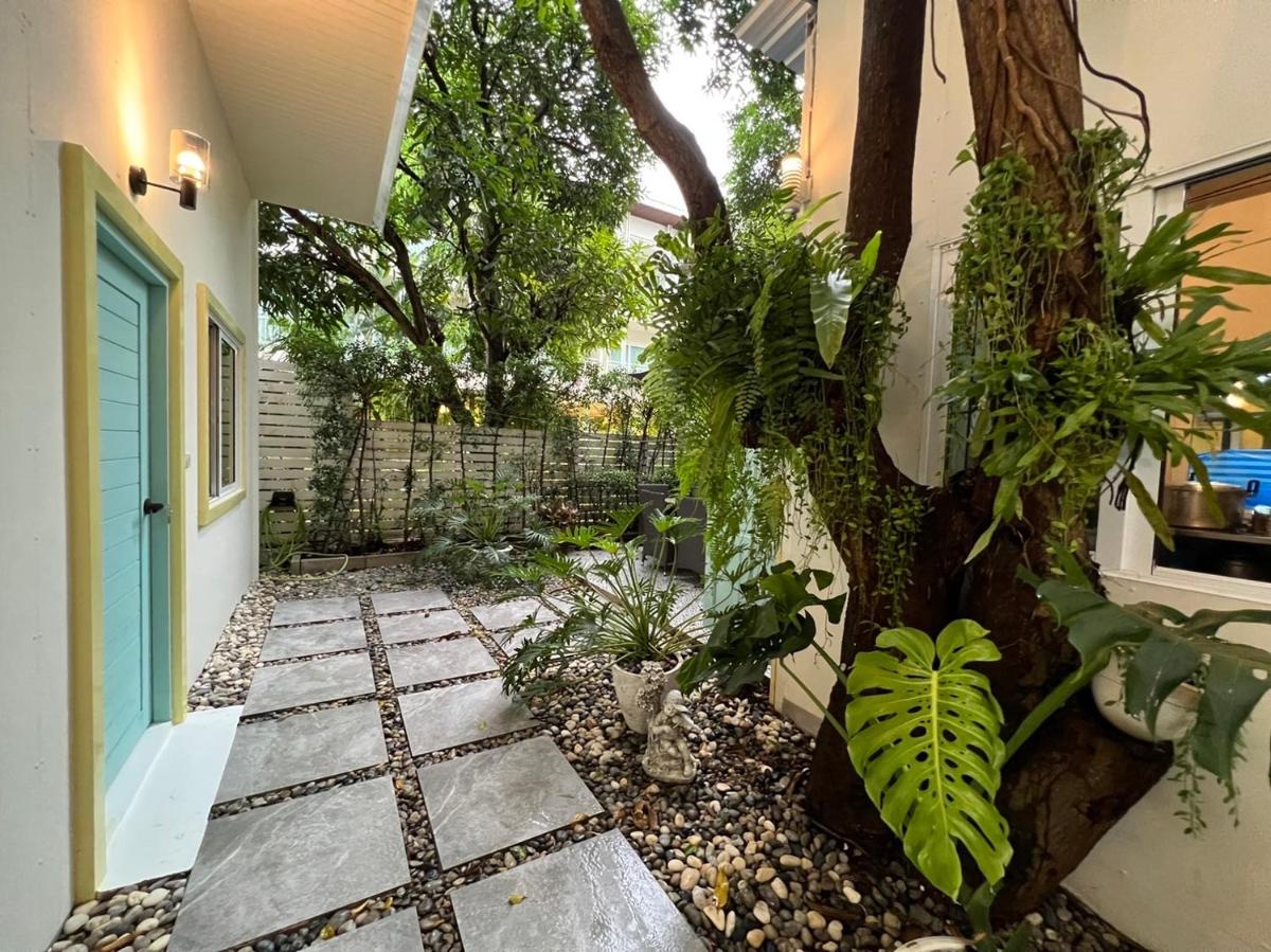 Warm White Hua Hin House - Housity