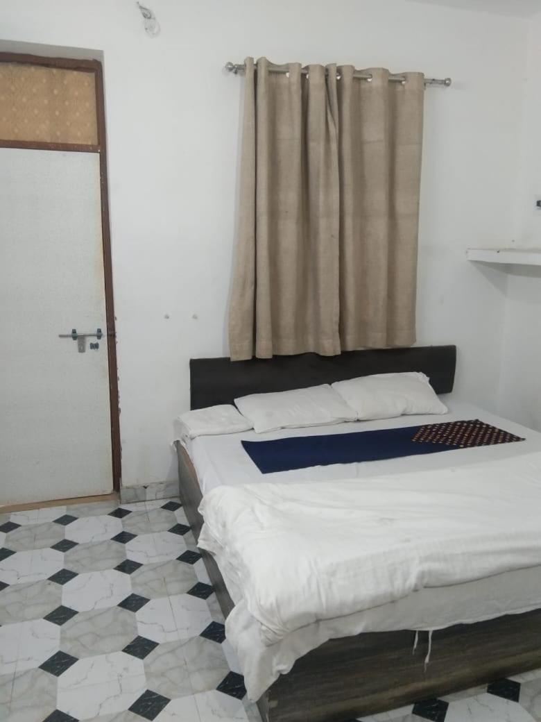 Hotel TSR By WB Inn - Housity