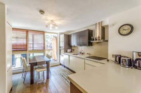 Super Central beautiful Three Bedroom - Housity