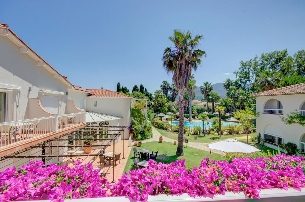 une vue depuis le balcon d'une villa avec des fleurs violettes dans l'établissement Le Cottage - Hotel & Spa, à Argelès-sur-Mer