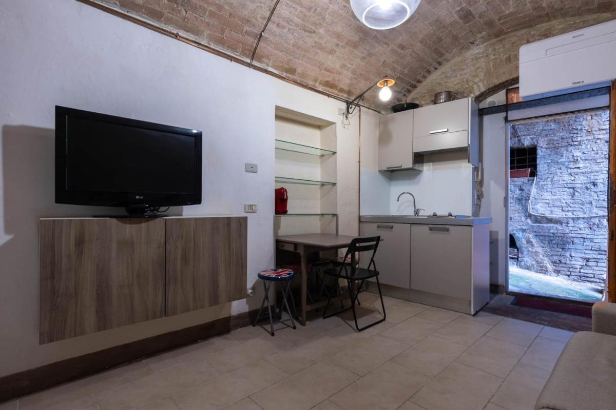 Central Small Studio Apartment - Housity