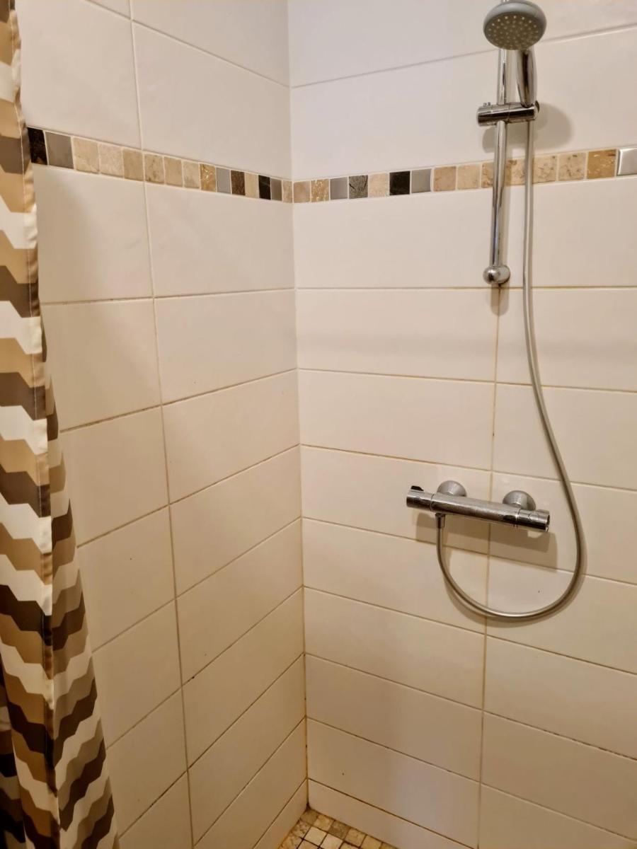 Pirties namelis Legų kaime Prie upės - Housity
