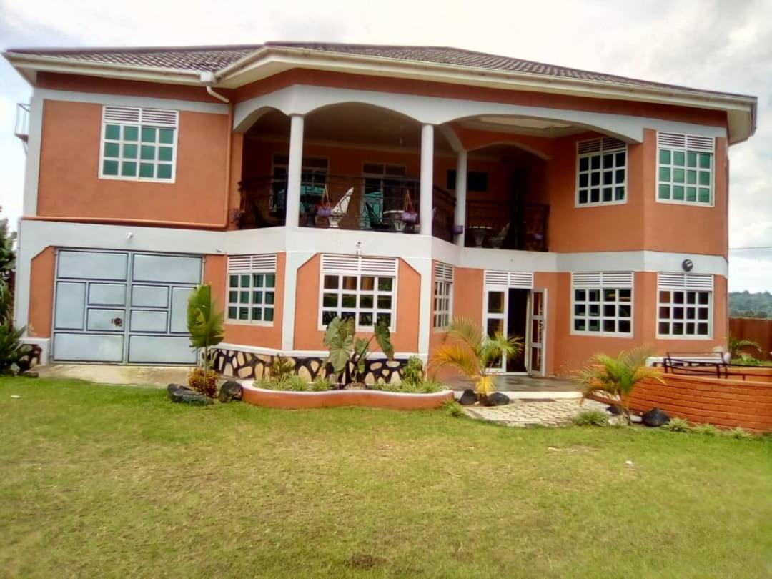 A &J Holiday Suites - Housity