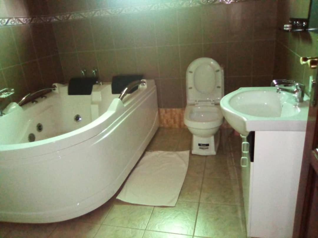 A &J Holiday Suites - Housity