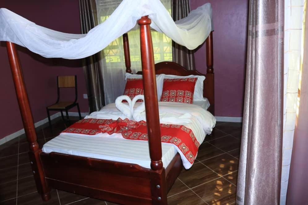 A &J Holiday Suites - Housity