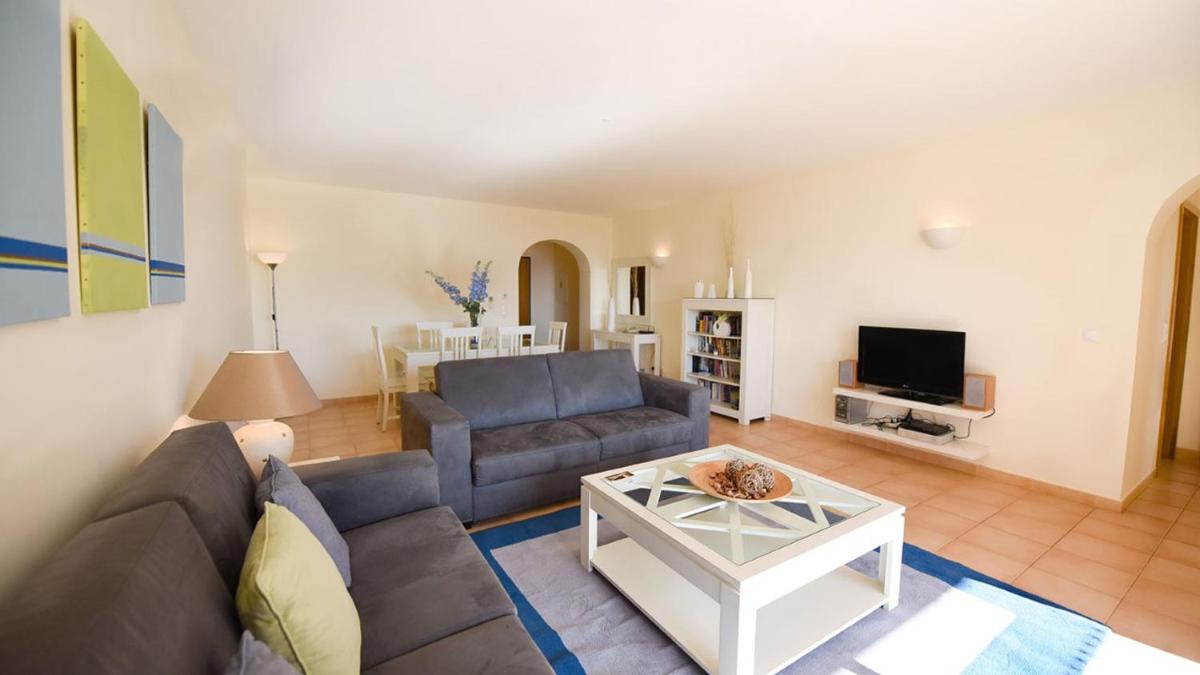 Uma televisão e/ou sistema de entretenimento em Estrela da Luz Resort