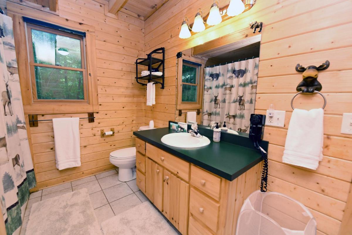 Private, nature, jetted tub, fire pit, easy access. Great family vacation property! - Housity