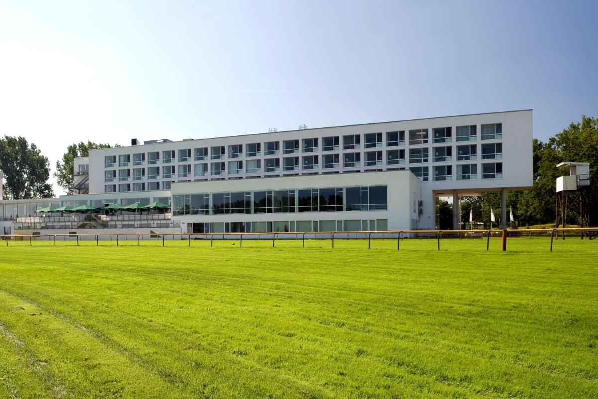 ATLANTIC Hotel Galopprennbahn - Housity