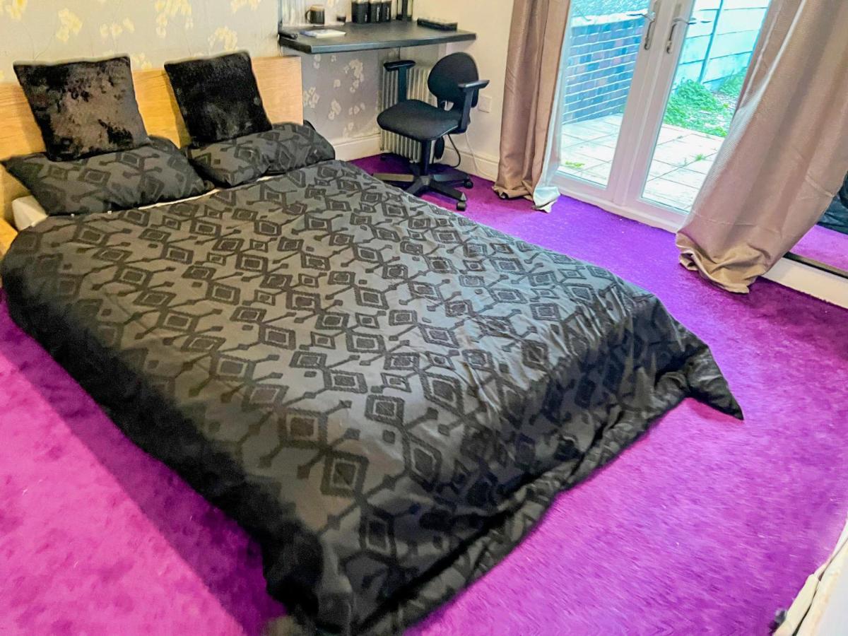Wolves Living - Housity