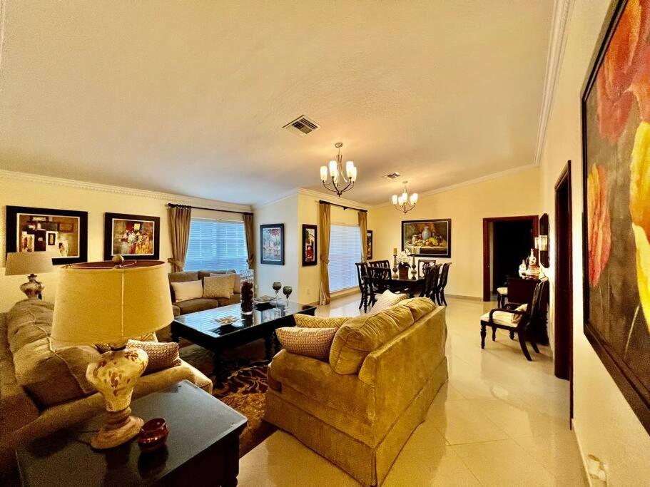 Hacienda Rivas - Stunning 4 BR Villa - Miami - Housity