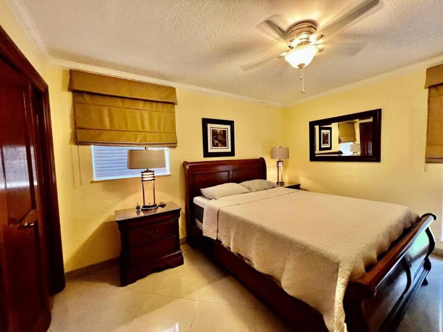 Hacienda Rivas - Stunning 4 BR Villa - Miami - Housity