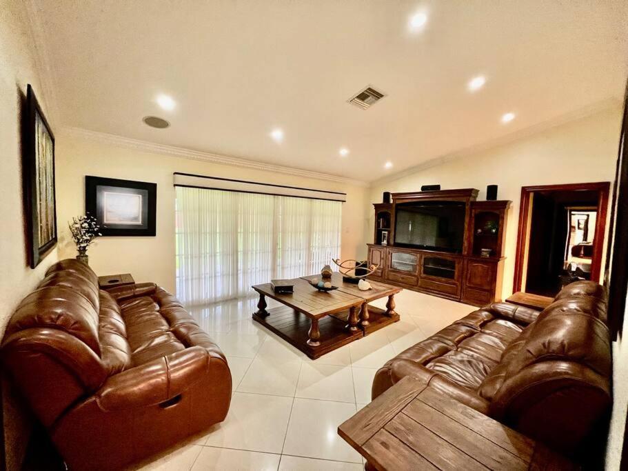 Hacienda Rivas - Stunning 4 BR Villa - Miami - Housity