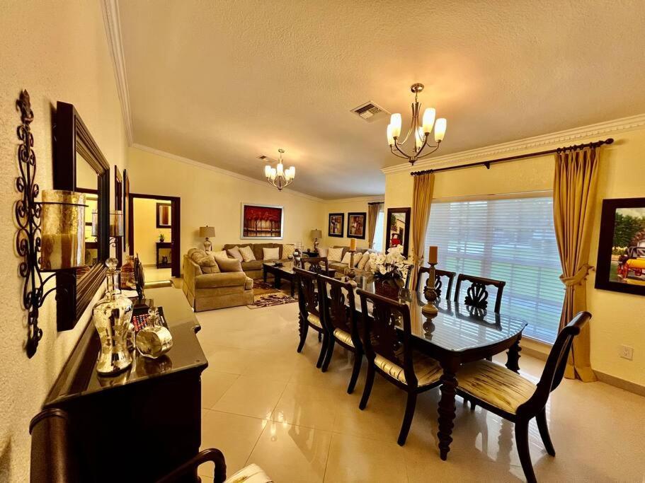 Hacienda Rivas - Stunning 4 BR Villa - Miami - Housity