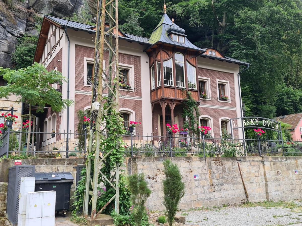 Labský Dvůr - Housity