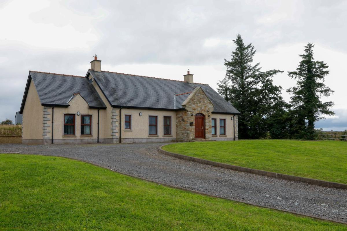 3 bedroom detached bungalow - Housity