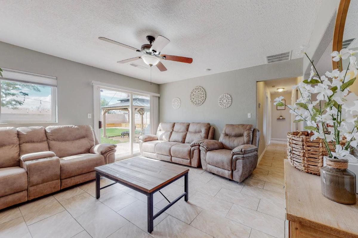 Comfortable 3-bedroom home with spacious backyard - Housity