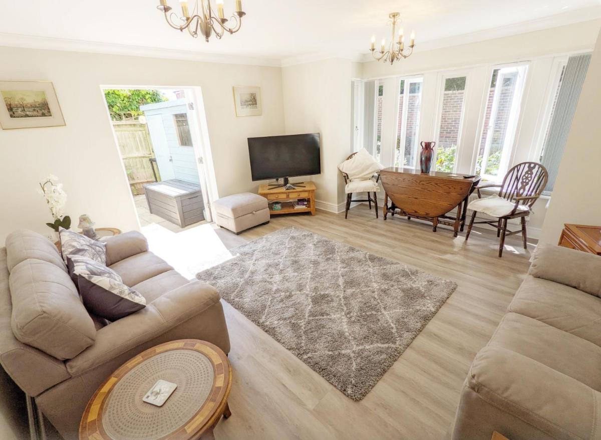 Pears Grove - Southbourne - Housity