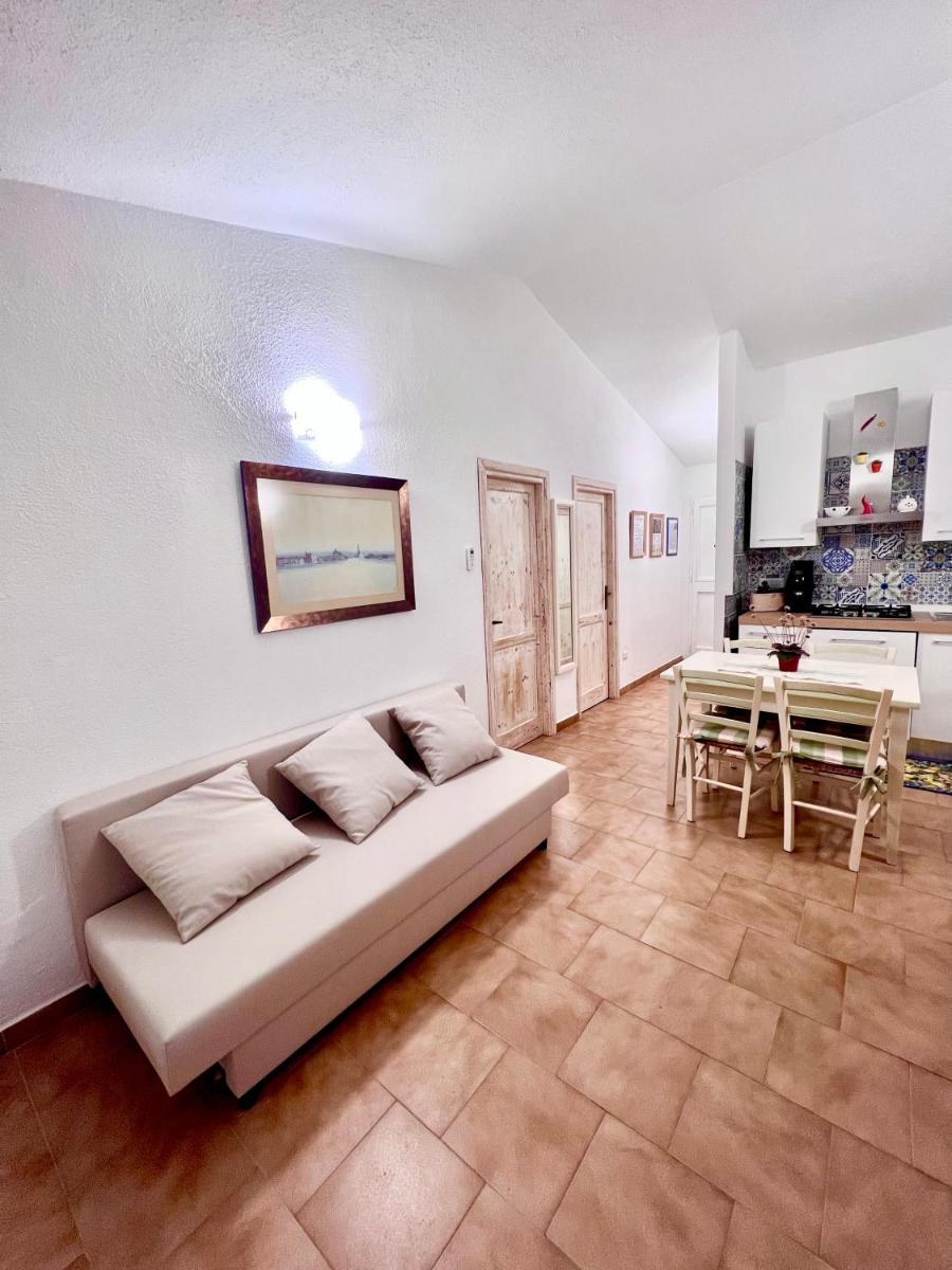 DOMUS HENRICUS -THREEROOM APARTMENT IN PORTO POLLO 400 Meters from the sea - Housity