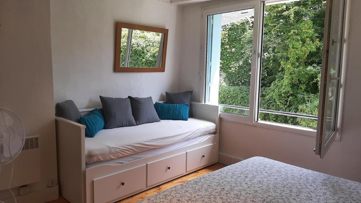 Belle maison de ville sur 2 étages dans le quartier historique paisible de la ville avec terrasse privée ensoleillée - Housity