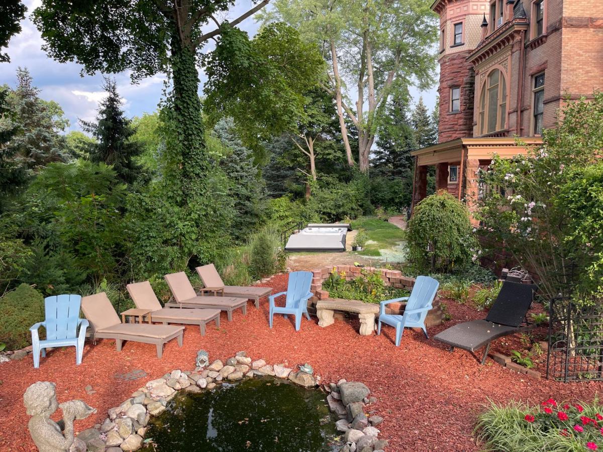 Henderson Castle Inn - Housity