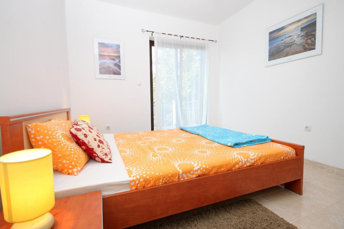 Apartments with a parking space Novalja, Pag - 9359 - Housity