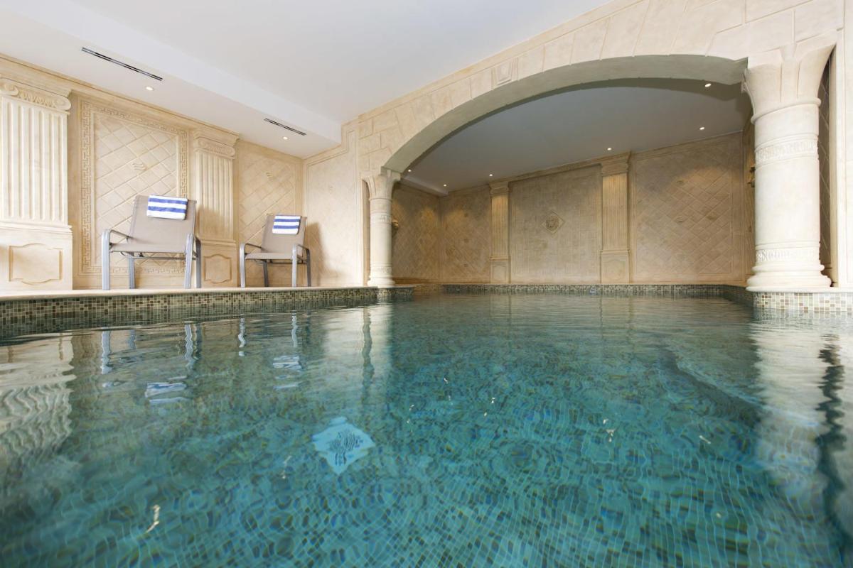 Piscine de l'établissement Alexain Hotel Restaurant & Wellness - Colmar Ouest ou située à proximité