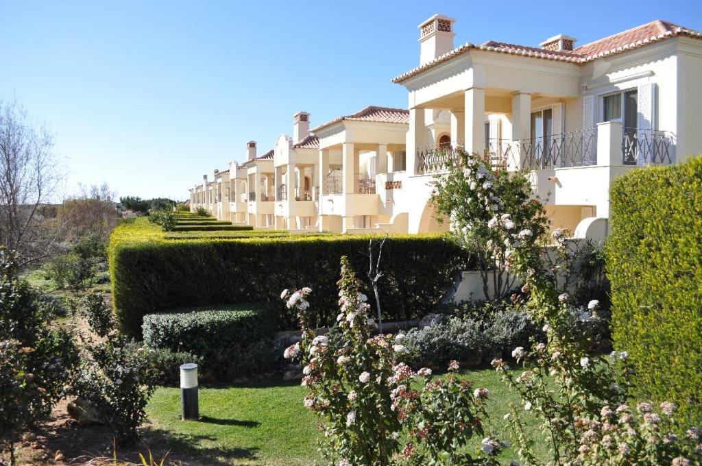Um jardim no exterior de Martinhal Sagres Beach Family Resort Hotel