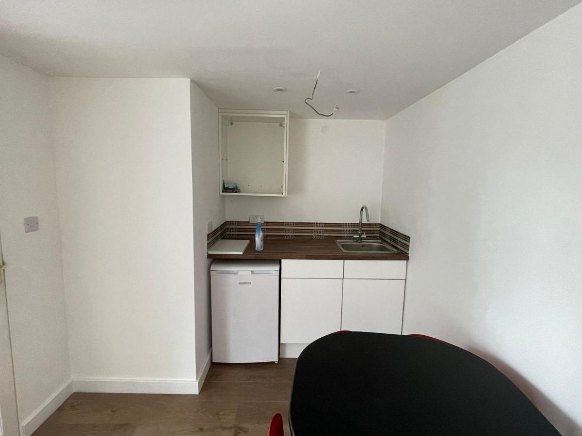 spacious studio 10 mins away from sea front, less than a mile from Station - Housity