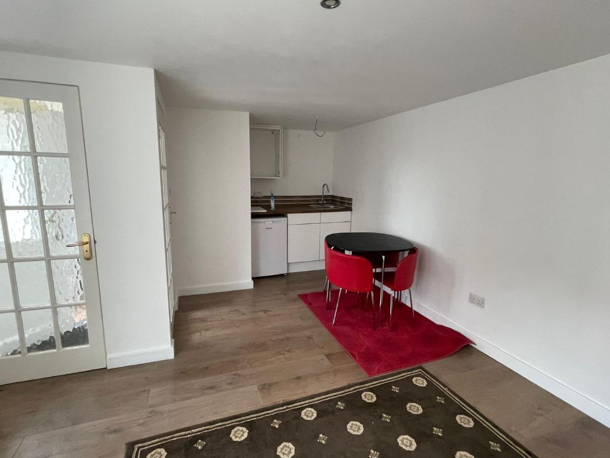 spacious studio 10 mins away from sea front, less than a mile from Station - Housity