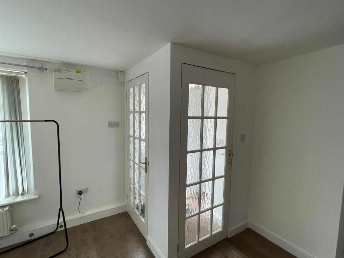 spacious studio 10 mins away from sea front, less than a mile from Station - Housity