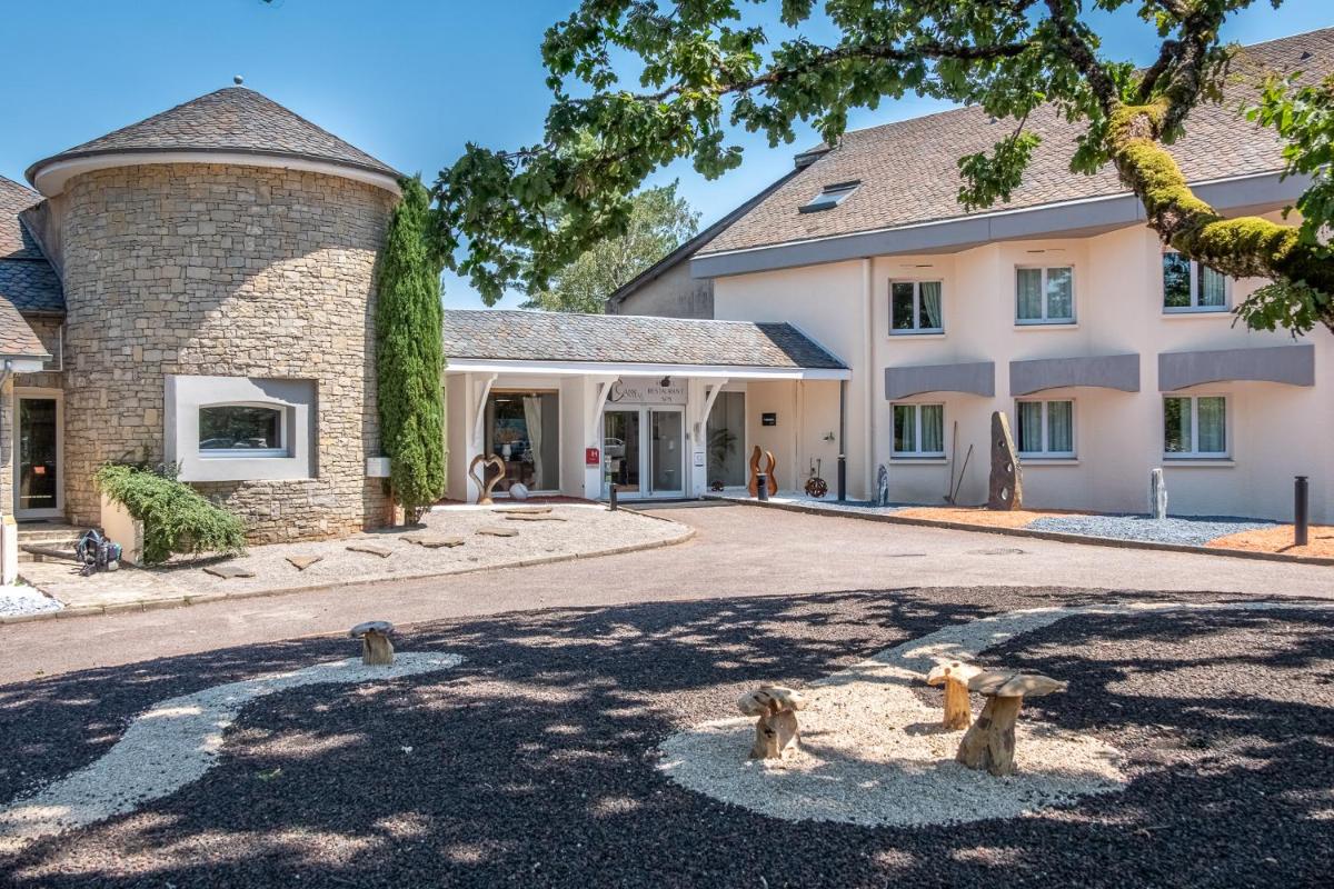 un grand bâtiment blanc avec un arbre devant dans l'établissement Hôtel Causse Comtal Rodez, The Originals Relais, à Gages-le-Haut