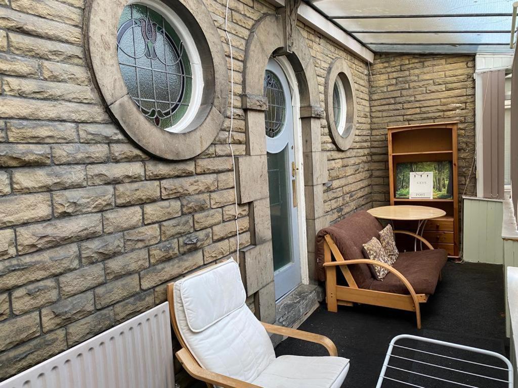 5-Bedroom Villa Near Barnsley Park - Housity