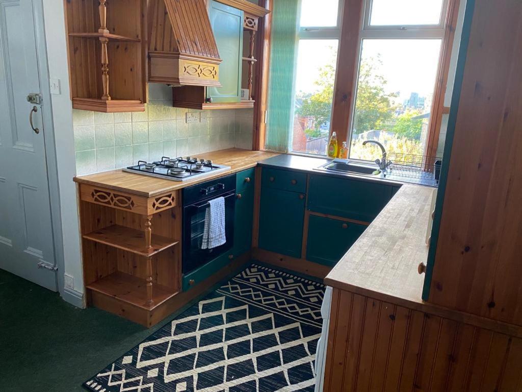 5-Bedroom Villa Near Barnsley Park - Housity
