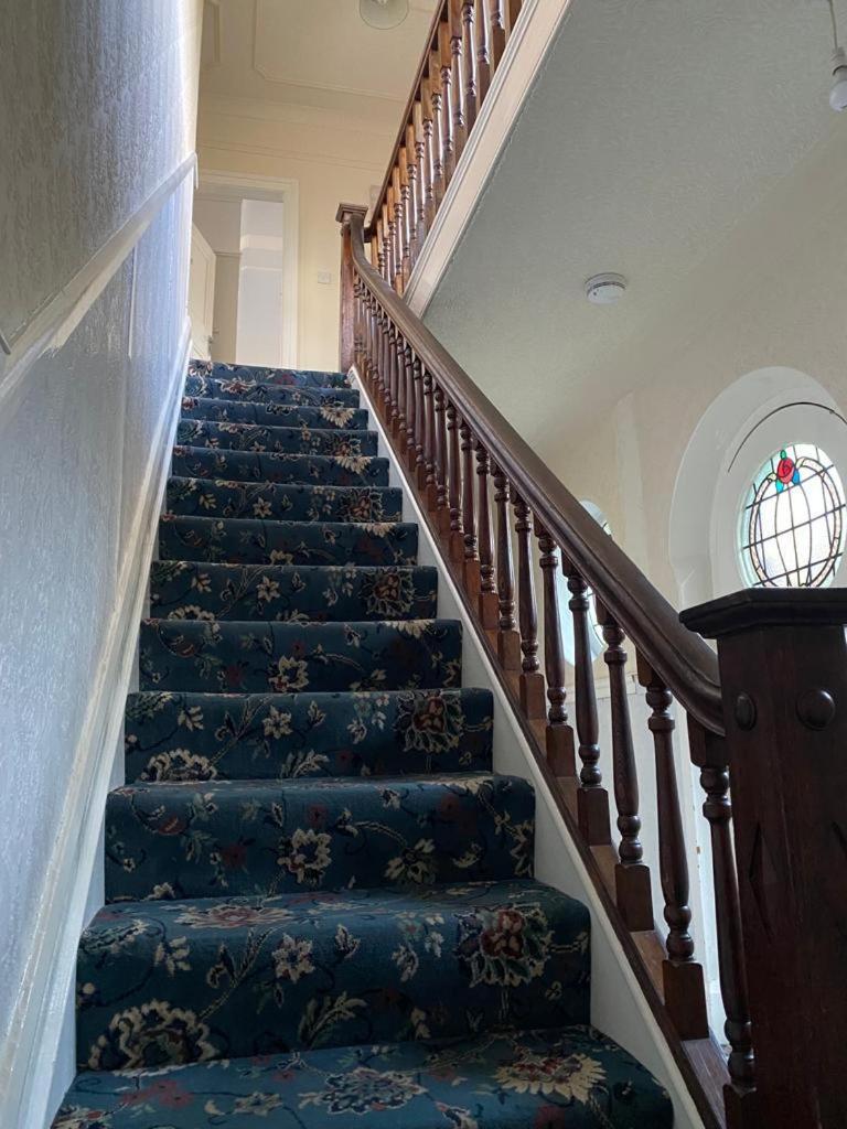 5-Bedroom Villa Near Barnsley Park - Housity