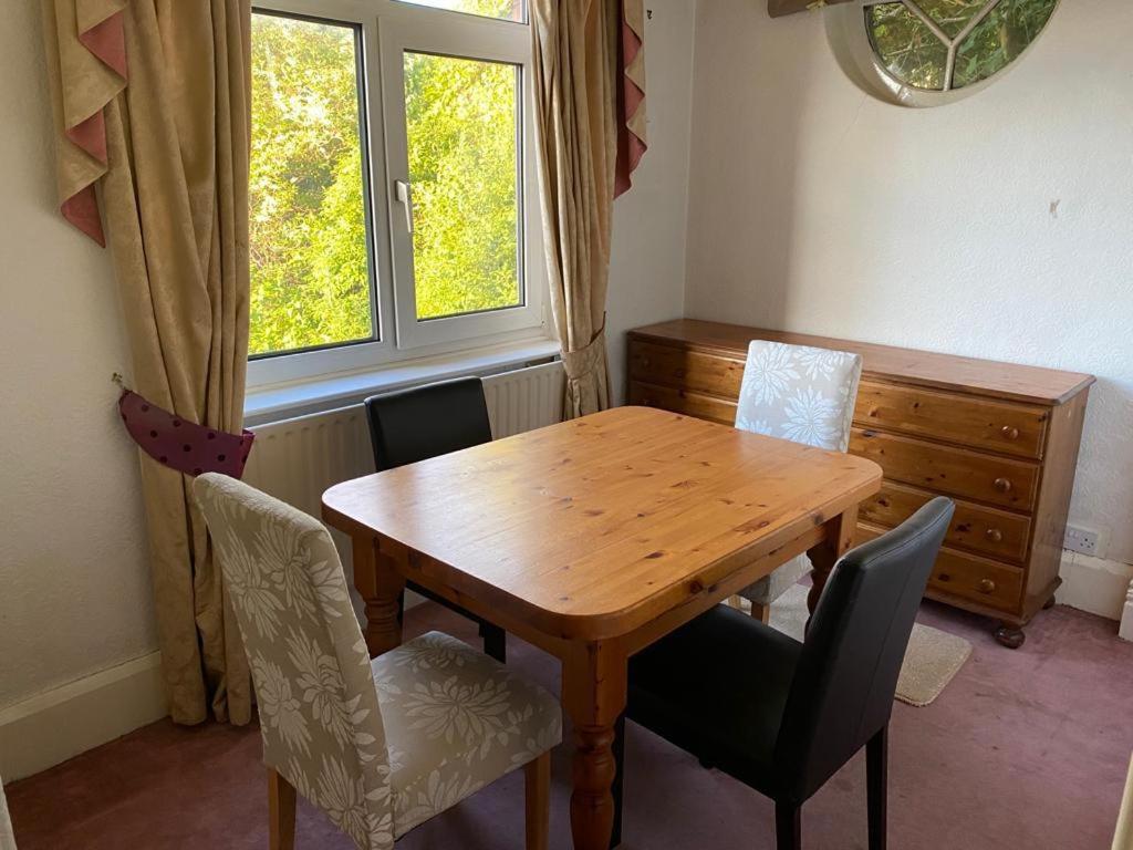 5-Bedroom Villa Near Barnsley Park - Housity