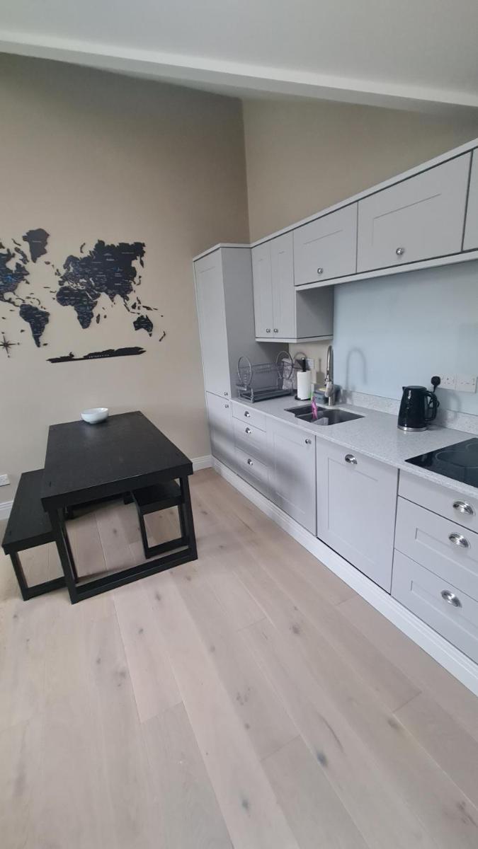Stylish 2 bed with parking on the Barbican - Housity