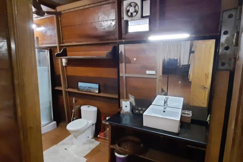 An adorable, spacious, quiet and comfy WFH space - Housity
