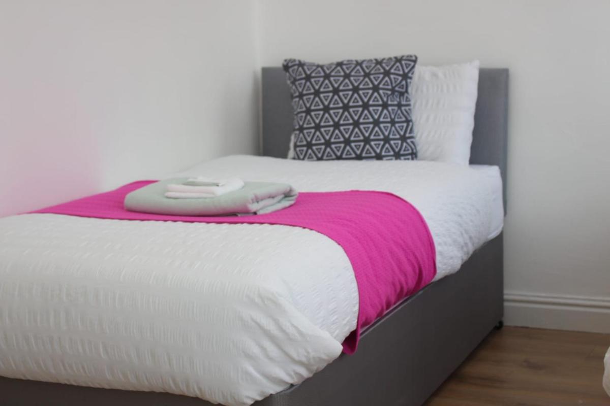 Executive Spacious 3 Bed Bolton Hospital Sleeps upto 7 - Housity