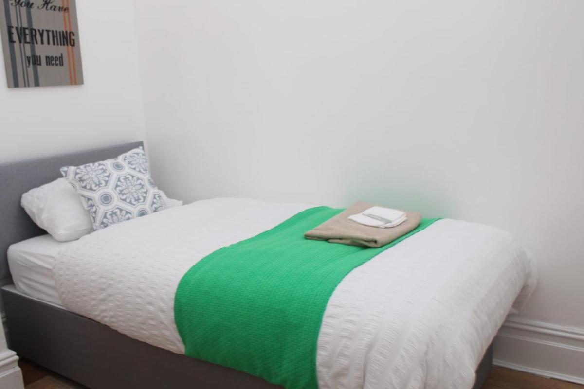 Executive Spacious 3 Bed Bolton Hospital Sleeps upto 7 - Housity