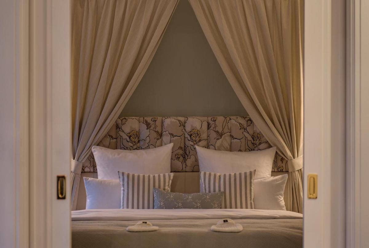 Ein Bett oder Betten in einem Zimmer der Unterkunft Weissenhaus Private Nature Luxury Resort