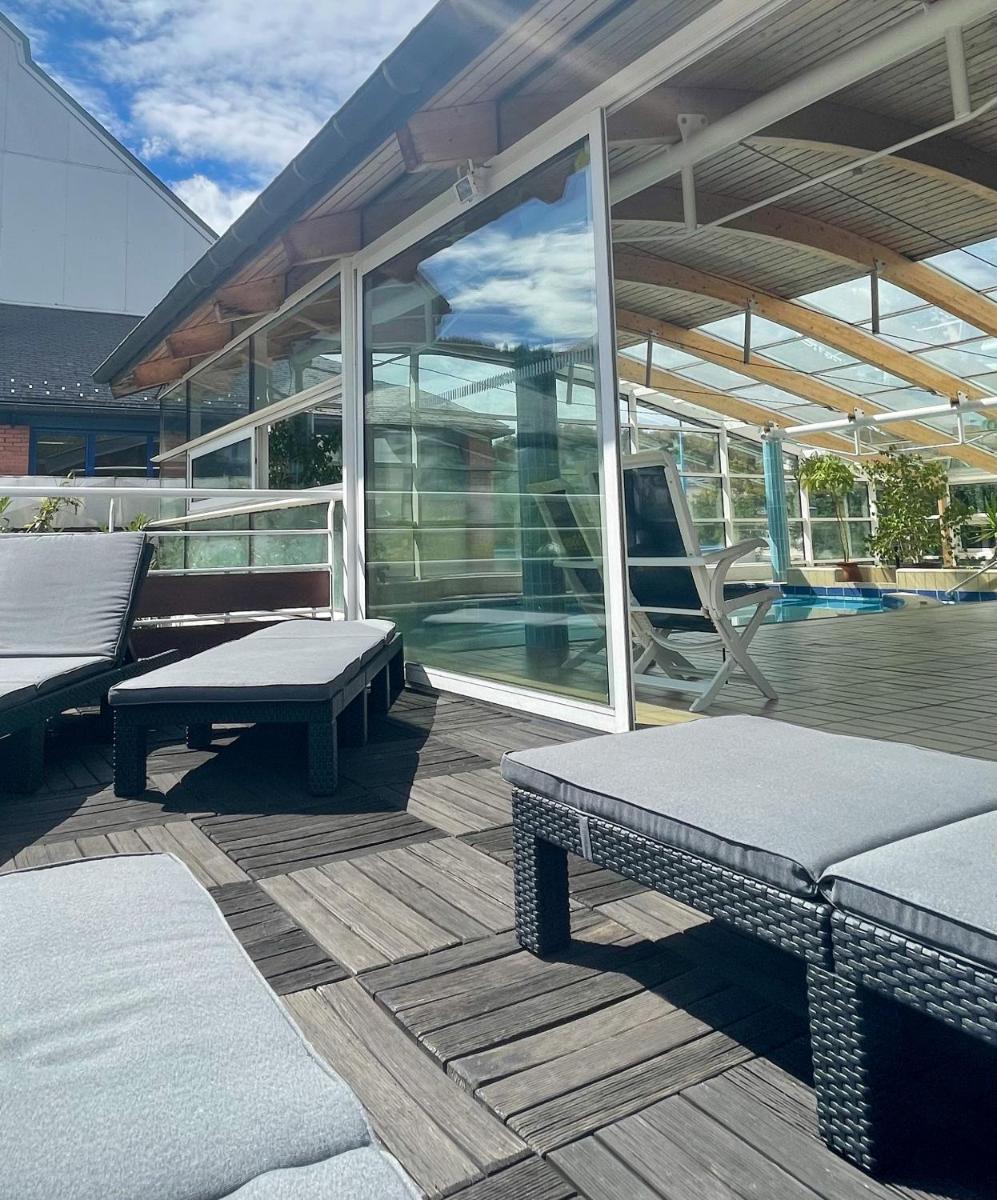 Piscine de l'établissement Logis Hôtel Regina ou située à proximité