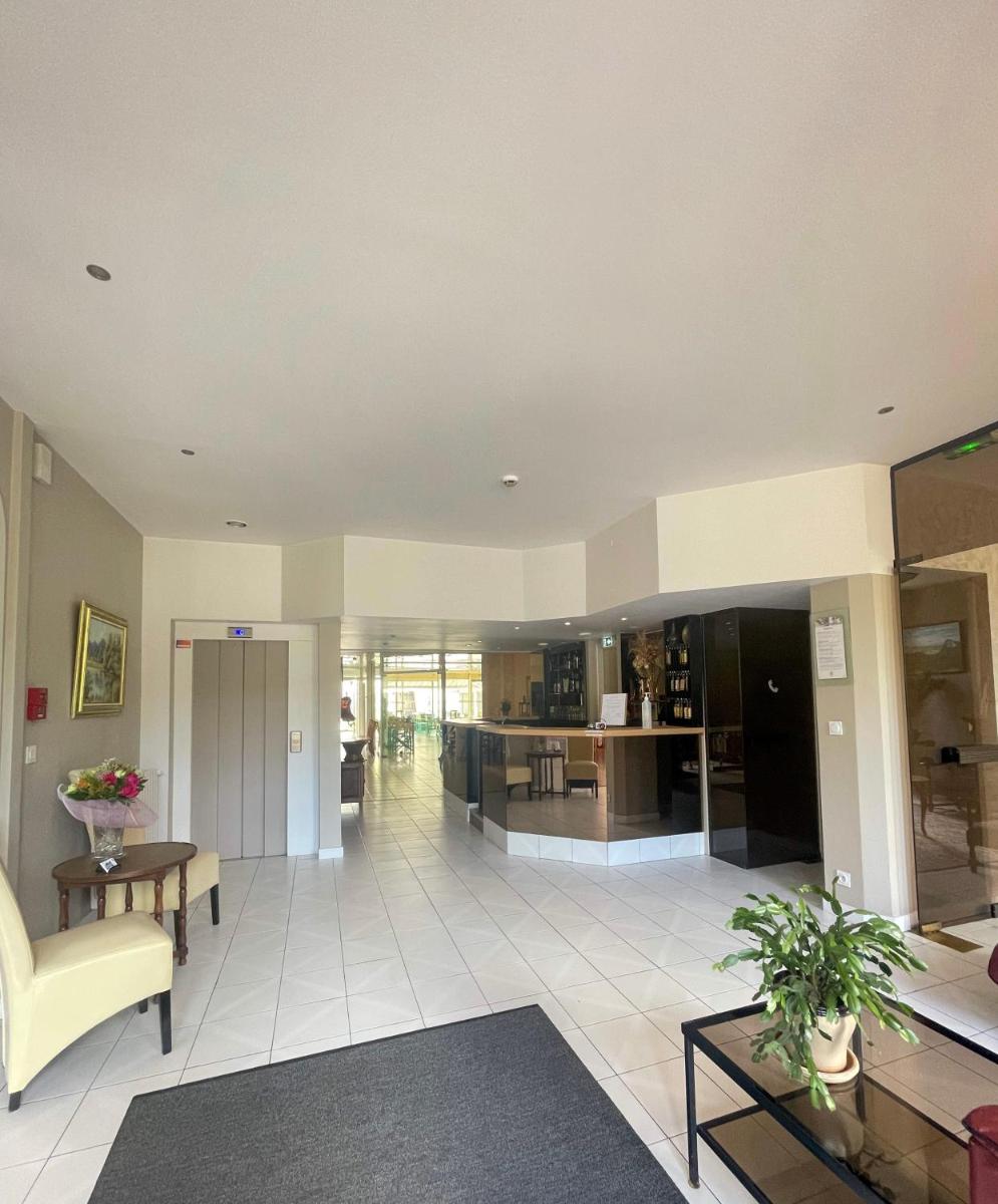 Cuisine ou kitchenette dans l'établissement Logis Hôtel Regina