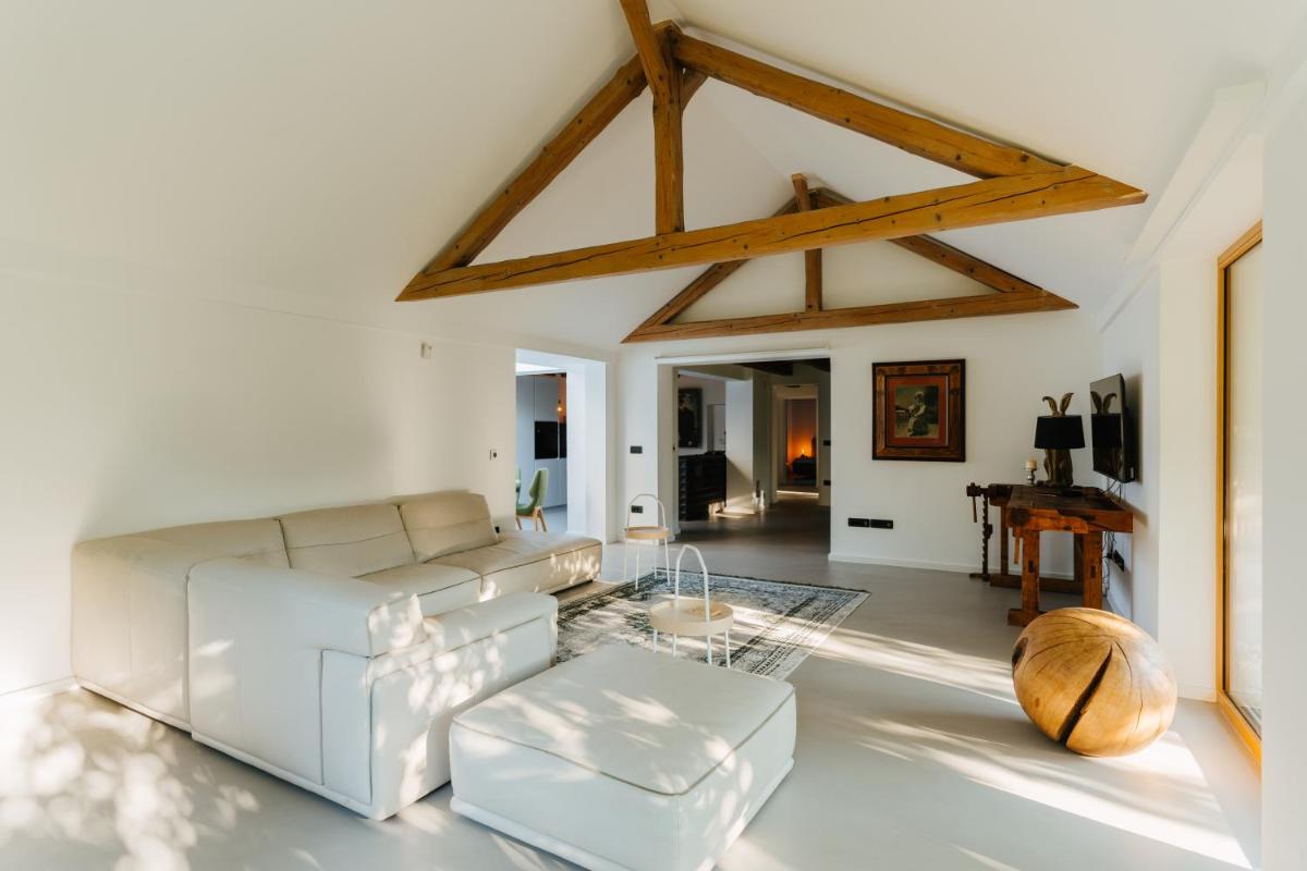 Villa LISA - VILLA WITH SWIMMING POOL AND HUGE GARDEN - Housity