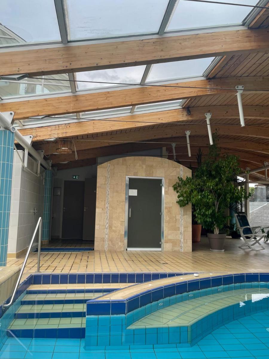 Piscine de l'établissement Logis Hôtel Regina ou située à proximité