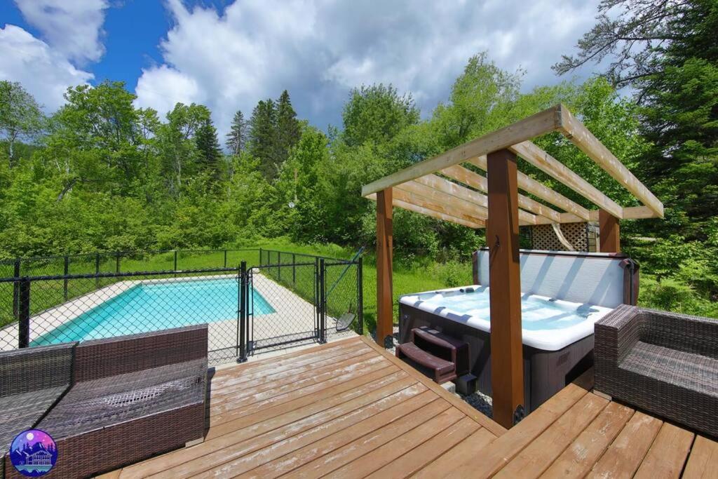 Suitetrails - Chalet Le St-Côme - SPA- Billard- PISCINE by Galaxia