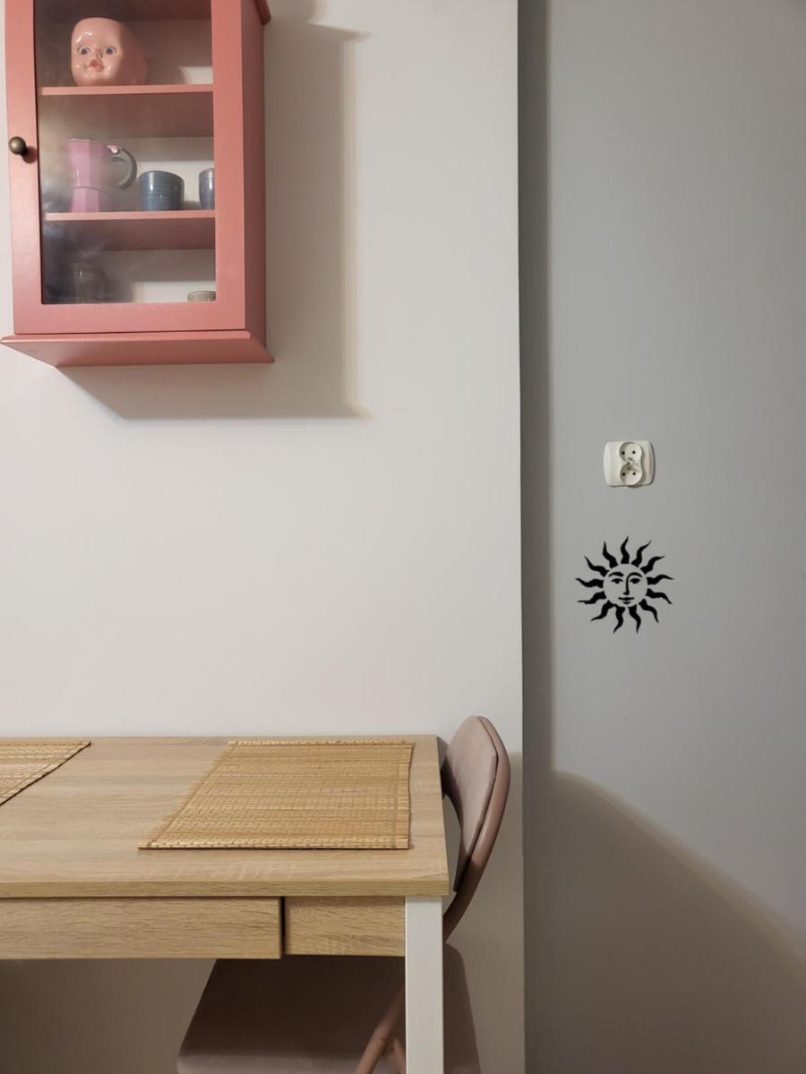 Klimatyczna kawalerka z dużą ilością kwiatów - Housity