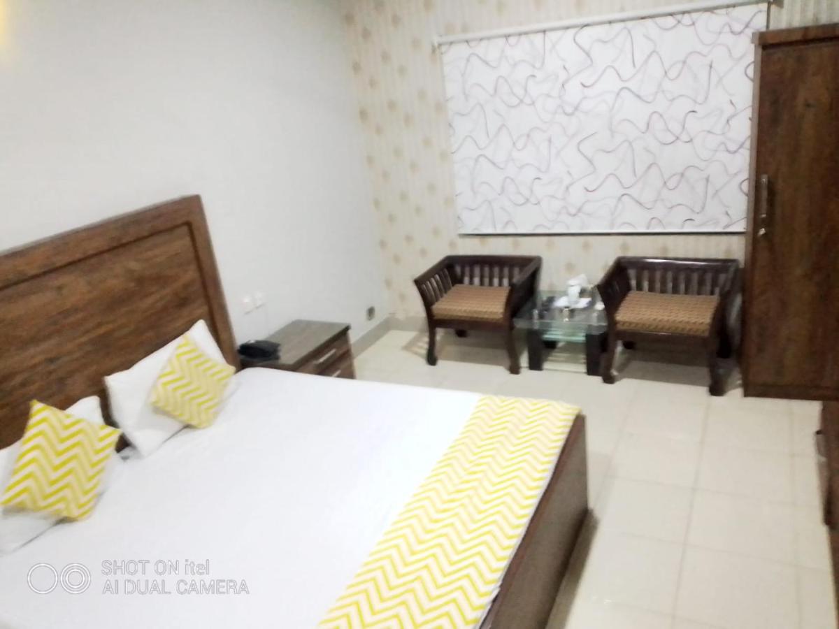 E Town Room Guest House Karachi - Hizvo
