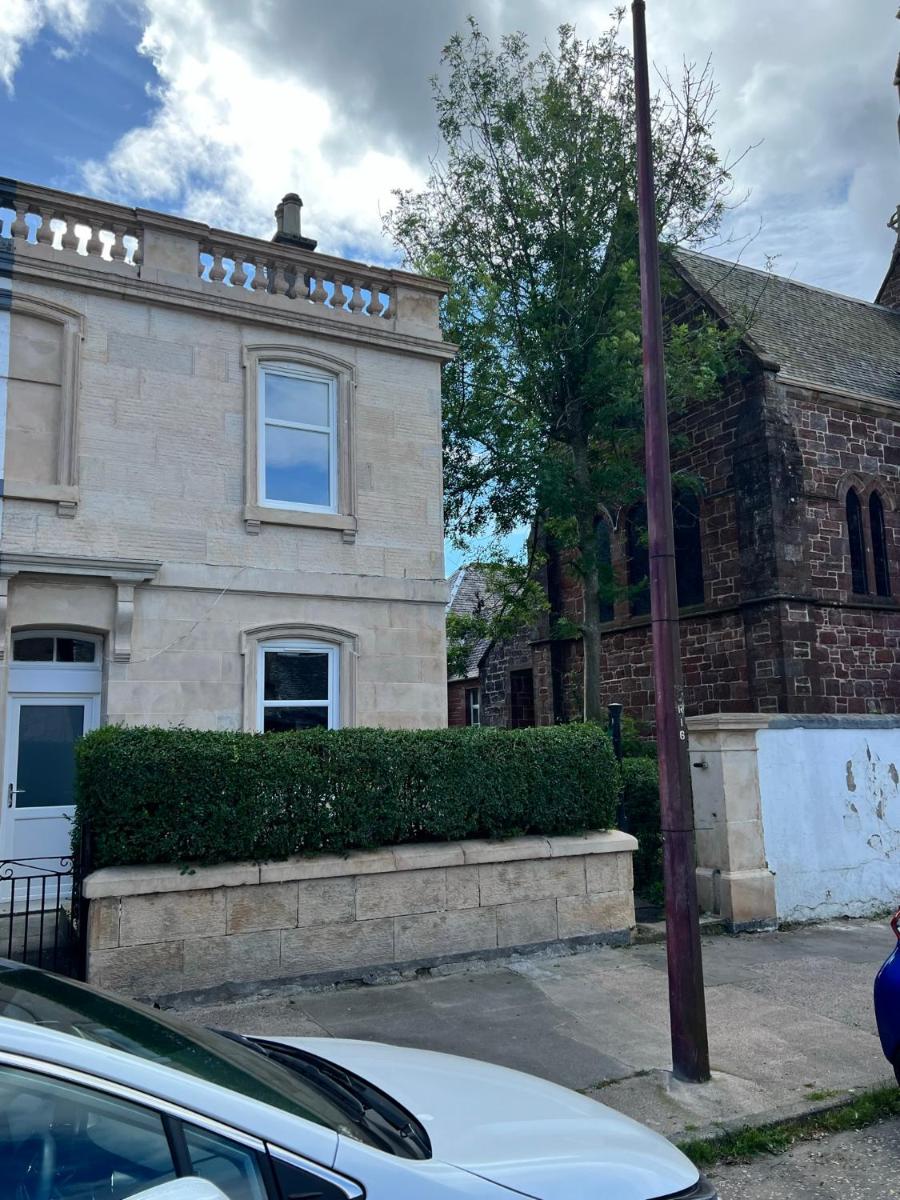Number 79, Cosy Central Helensburgh 1 Bedroom, ground floor pet friendly, garden - Housity